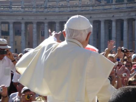 Zijne Heiligheid Benedictus XVI Pontifex Maximus tijdens de rondrit op het Sint-Pietersplein, voorafgaand aan de Audi�ntie